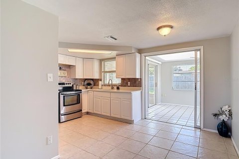 House in Holiday, Florida 2 bedrooms, 82.13 sq.m. № 1884863 - photo 9