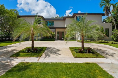 House in Miami, Florida 9 bedrooms № 1992692 - photo 1