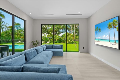 House in Miami, Florida 9 bedrooms № 1992692 - photo 20