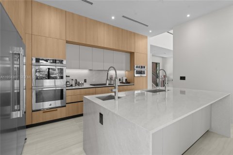 House in Miami, Florida 9 bedrooms № 1992692 - photo 22