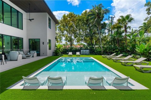House in Miami, Florida 9 bedrooms № 1992692 - photo 3