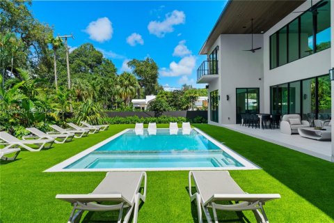 House in Miami, Florida 9 bedrooms № 1992692 - photo 2