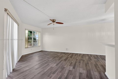 Condo in Coral Springs, Florida, 3 bedrooms № 1987508 - photo 11