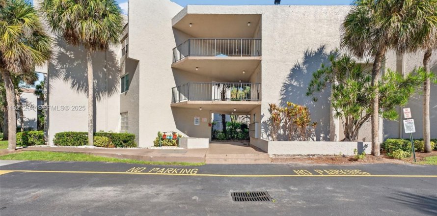 Condo in Coral Springs, Florida, 3 bedrooms № 1987508