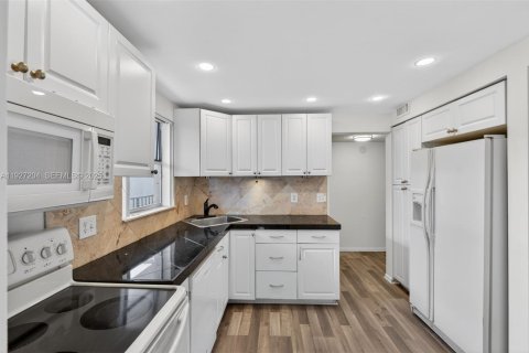 Condo in Coral Springs, Florida, 3 bedrooms № 1987508 - photo 4