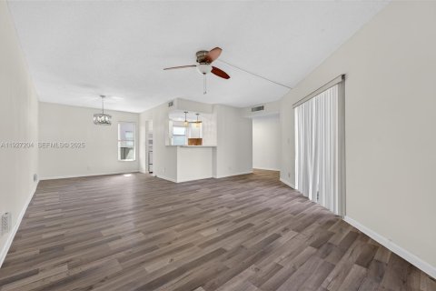 Condo in Coral Springs, Florida, 3 bedrooms № 1987508 - photo 12