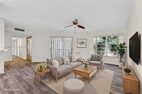 Condo in Coral Springs, Florida, 3 bedrooms № 1987508 - photo 8