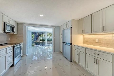 Villa ou maison à vendre à Sarasota, Floride: 2 chambres, 75.25 m2 № 2406649 - photo 3