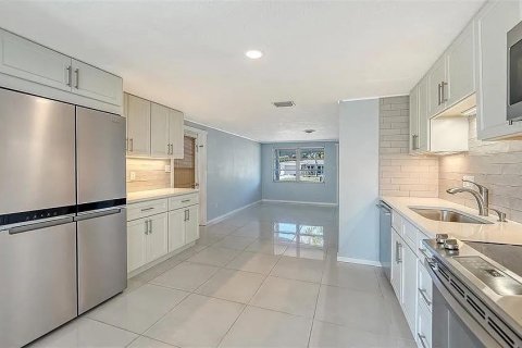 Villa ou maison à vendre à Sarasota, Floride: 2 chambres, 75.25 m2 № 2406649 - photo 4