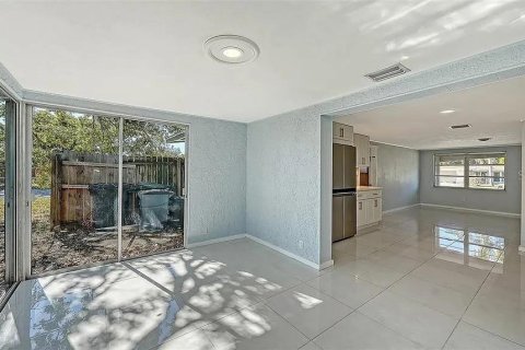 Villa ou maison à vendre à Sarasota, Floride: 2 chambres, 75.25 m2 № 2406649 - photo 13