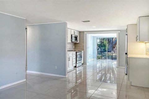 Villa ou maison à vendre à Sarasota, Floride: 2 chambres, 75.25 m2 № 2406649 - photo 5