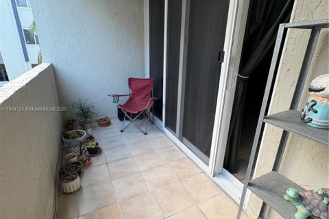 Condo in Hialeah Gardens, Florida, 2 bedrooms  № 1954631 - photo 8