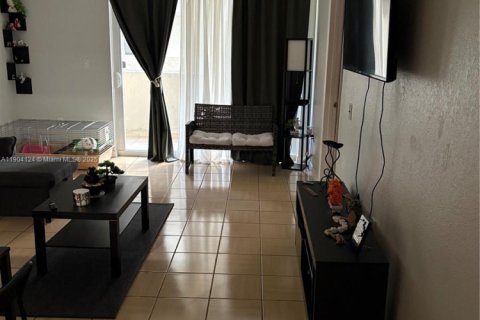 Condo in Hialeah Gardens, Florida, 2 bedrooms  № 1954631 - photo 2
