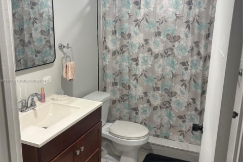 Condo in Hialeah Gardens, Florida, 2 bedrooms  № 1954631 - photo 4