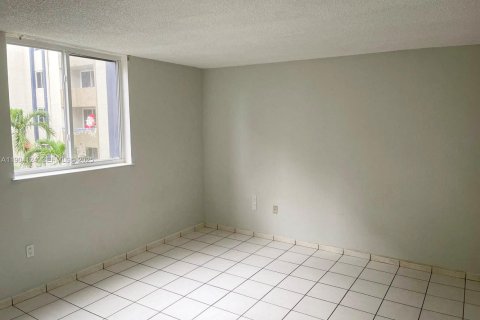 Condo in Hialeah Gardens, Florida, 2 bedrooms  № 1954631 - photo 16