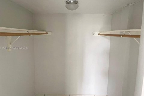 Condo in Hialeah Gardens, Florida, 2 bedrooms  № 1954631 - photo 12