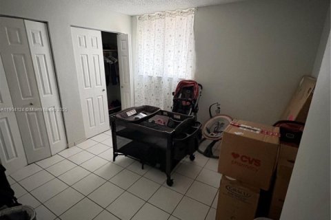 Condo in Hialeah Gardens, Florida, 2 bedrooms  № 1954631 - photo 6