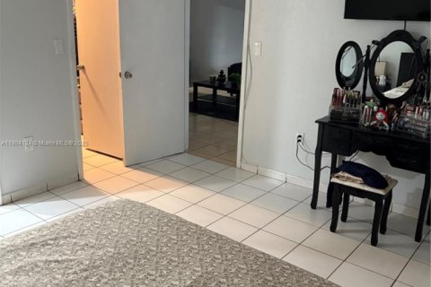 Condo in Hialeah Gardens, Florida, 2 bedrooms  № 1954631 - photo 9