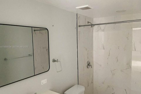 Condo in Hialeah Gardens, Florida, 2 bedrooms  № 1954631 - photo 13