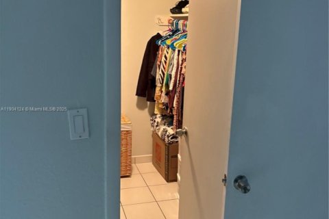 Condo in Hialeah Gardens, Florida, 2 bedrooms  № 1954631 - photo 11
