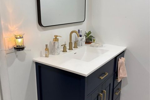 Condo in Hialeah Gardens, Florida, 2 bedrooms  № 1954631 - photo 7