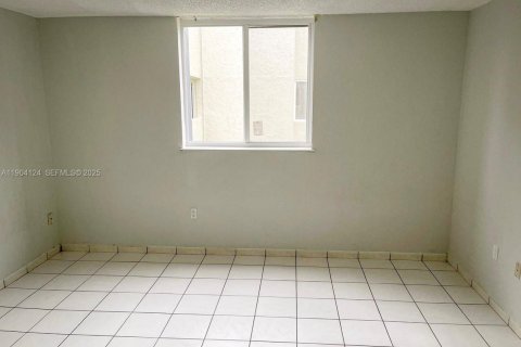Condo in Hialeah Gardens, Florida, 2 bedrooms  № 1954631 - photo 15