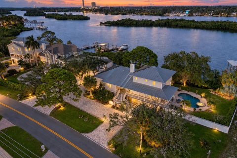 House in Tarpon Springs, Florida 4 bedrooms, 378.3 sq.m. № 2379162