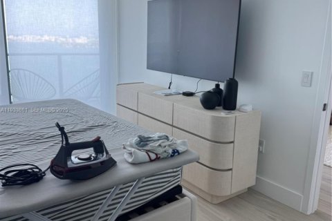 Condo in Miami, Florida, 2 bedrooms  № 2035260 - photo 11