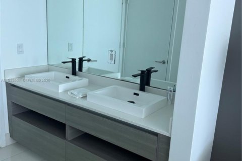 Condo in Miami, Florida, 2 bedrooms  № 2035260 - photo 7