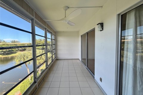 Condo in Coconut Creek, Florida, 2 bedrooms  № 1849095 - photo 12