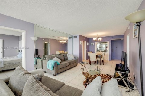 Condominio en alquiler en Hollywood, Florida, 2 dormitorios, 101.73 m2 № 2053123 - foto 6