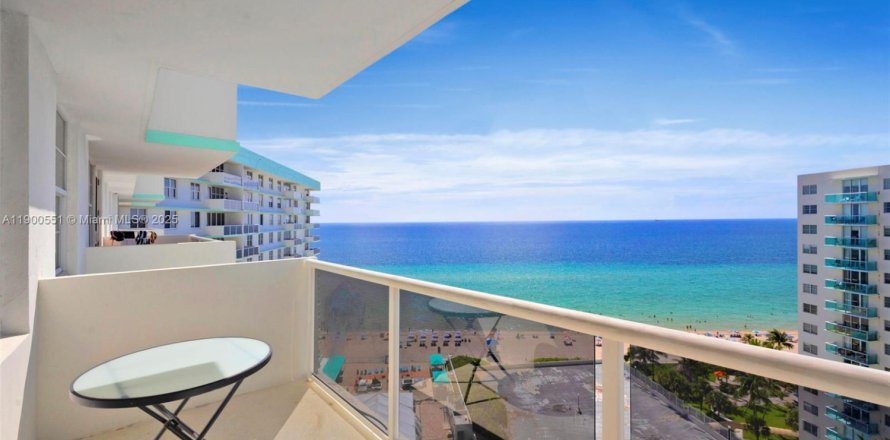 Condominio en Hollywood, Florida, 2 dormitorios  № 2053123