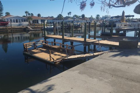 House in New Port Richey, Florida 2 bedrooms, 119.1 sq.m. № 2093894 - photo 2