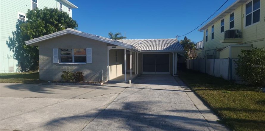 House in New Port Richey, Florida 2 bedrooms, 119.1 sq.m. № 2093894
