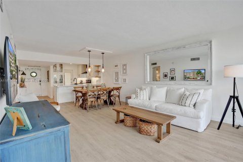 Condo in Pompano Beach, Florida, 2 bedrooms  № 1766730 - photo 10