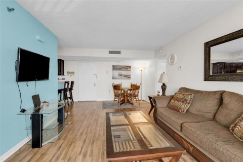 Condo in Port Charlotte, Florida, 2 bedrooms № 2205973 - photo 11