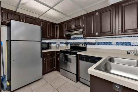 Condo in Port Charlotte, Florida, 2 bedrooms № 2205973 - photo 16