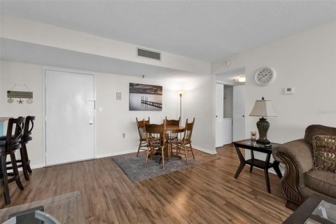 Condo in Port Charlotte, Florida, 2 bedrooms № 2205973 - photo 10