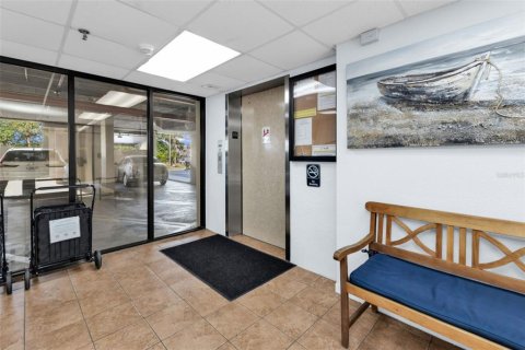 Condo in Port Charlotte, Florida, 2 bedrooms № 2205973 - photo 4
