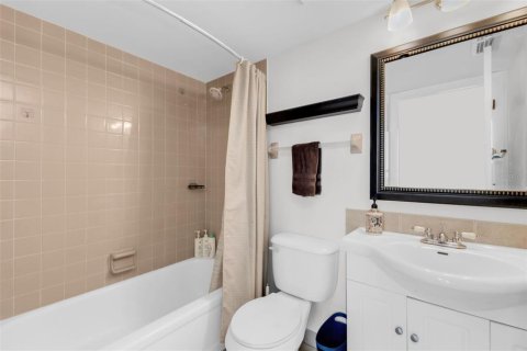 Condo in Port Charlotte, Florida, 2 bedrooms № 2205973 - photo 23