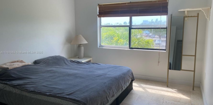 Condominio en Sunny Isles Beach, Florida, 1 dormitorio  № 1716280