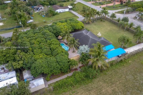 Снять в аренду виллу или дом в Майами, Флорида 3 спальни, 182.83м2, № 1971555 - фото 2