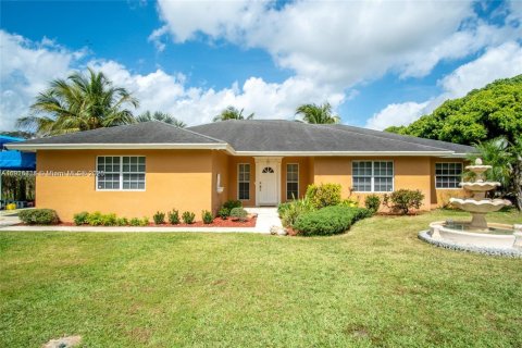 Снять в аренду виллу или дом в Майами, Флорида 3 спальни, 182.83м2, № 1971555 - фото 1