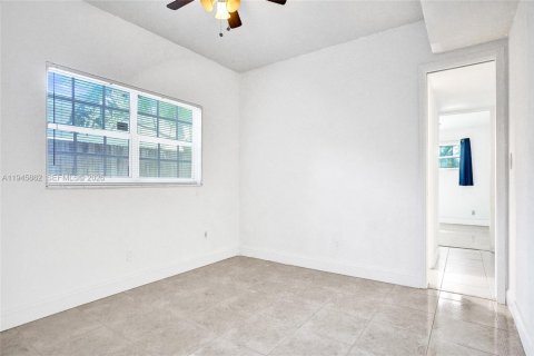 Casa en venta en North Miami Beach, Florida, 3 dormitorios, 176.51 m2 № 2011307 - foto 24