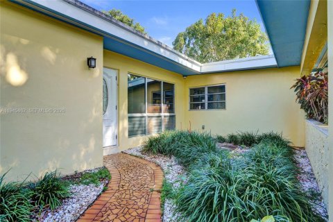 Casa en venta en North Miami Beach, Florida, 3 dormitorios, 176.51 m2 № 2011307 - foto 2