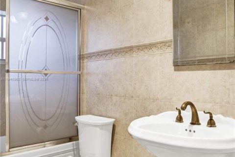 Casa en venta en North Miami Beach, Florida, 3 dormitorios, 176.51 m2 № 2011307 - foto 28