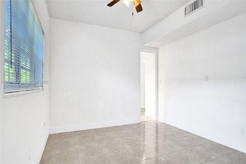 Casa en venta en North Miami Beach, Florida, 3 dormitorios, 176.51 m2 № 2011307 - foto 25
