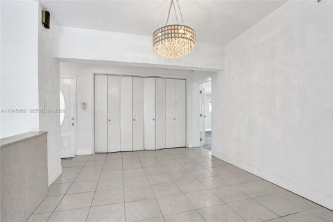 Casa en venta en North Miami Beach, Florida, 3 dormitorios, 176.51 m2 № 2011307 - foto 4