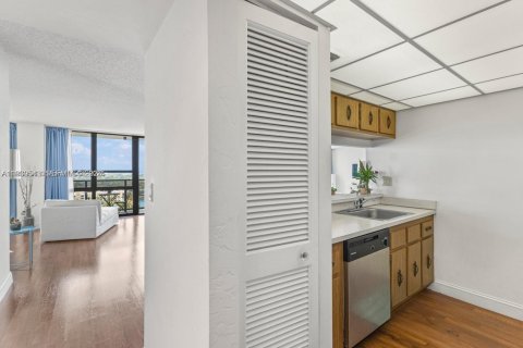 Condo in Miami, Florida, 1 bedroom  № 1996979 - photo 6