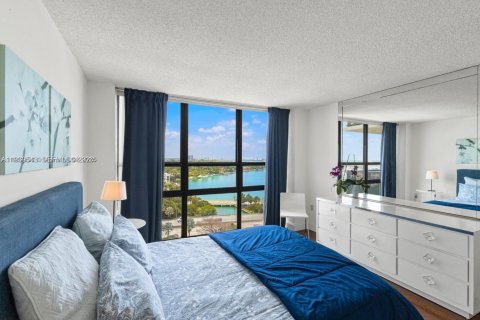 Condo in Miami, Florida, 1 bedroom  № 1996979 - photo 17